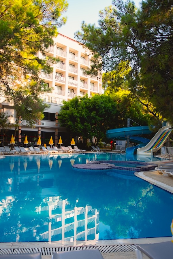 Havuz Başında Sakince Güneşlenin